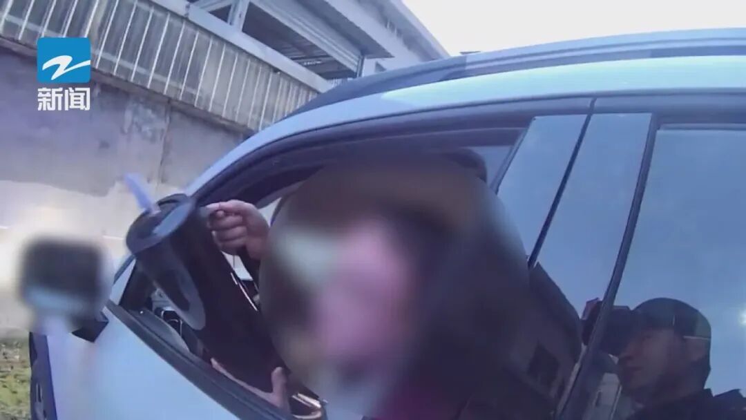 车辆斜停，司机瘫坐言语混乱还傻笑…民警一查竟发现：比酒驾还严重