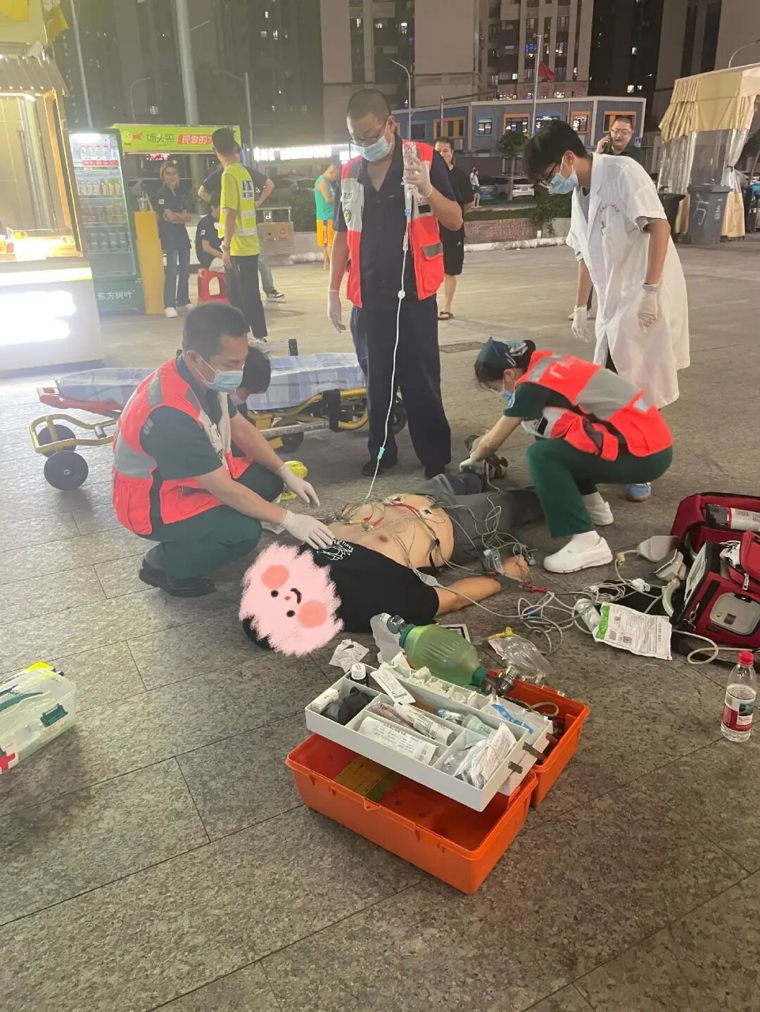 广州男子街头心跳骤停，接力救人的路人找到了！其中一位是准“白衣天使”