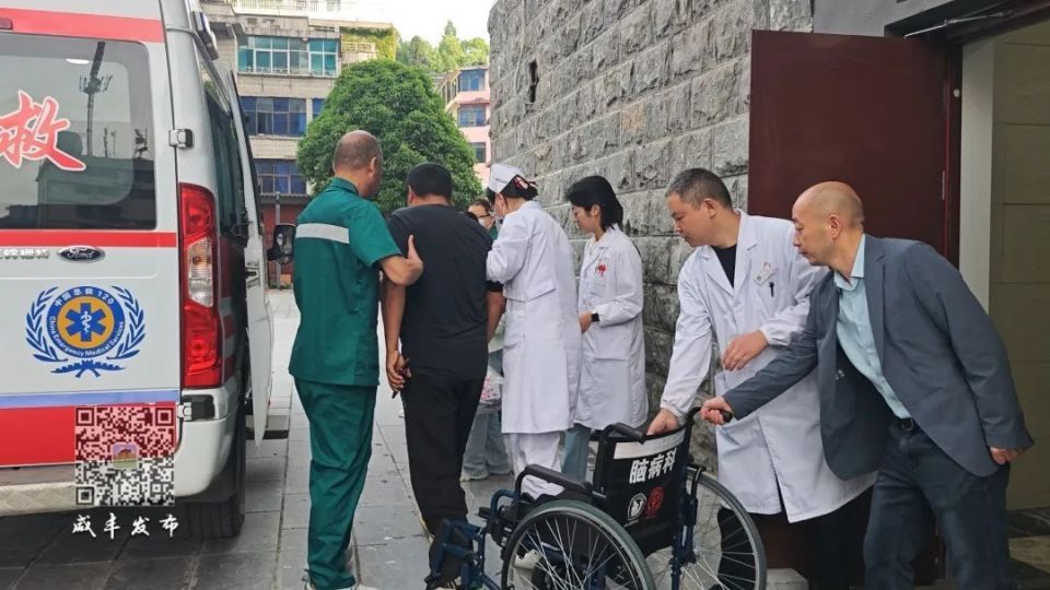 被咸丰人买光8000斤苹果的陕西大叔顺利出院 ,两地互免门票后已有游客互相串门 被咸丰人买光8000斤苹果的陕西大叔顺利出院 ,两地互免门票后已有游客互相串门