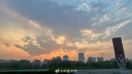 北京薄雾中亮起淡粉朝霞