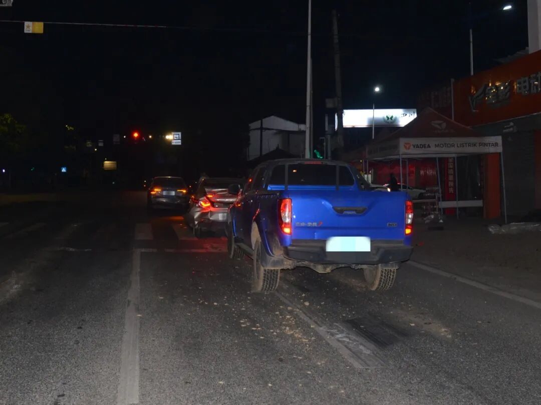夫妻酒后同时夜间开车，酒驾丈夫在红绿灯路口撞上醉驾妻子……