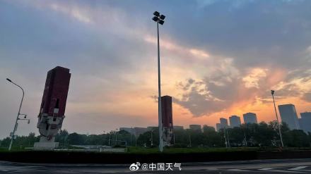 北京薄雾中亮起淡粉朝霞