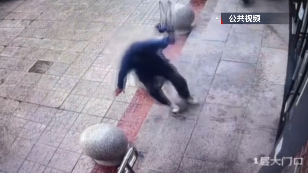 北京突发:老人街头摔倒昏迷 休假民警出手相助 北京突发:老人街头摔倒昏迷 休假民警出手相助