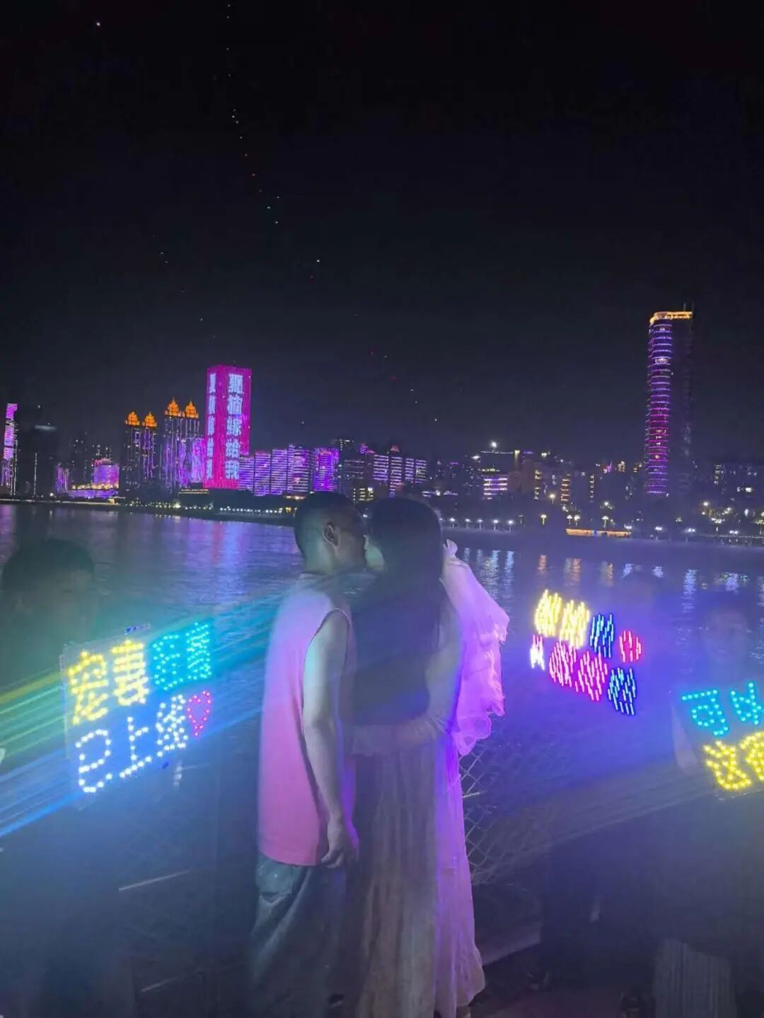 男子花5万元定制长江灯光秀求婚，回应：平时买衣服都舍不得，好不容易遇到对的人
