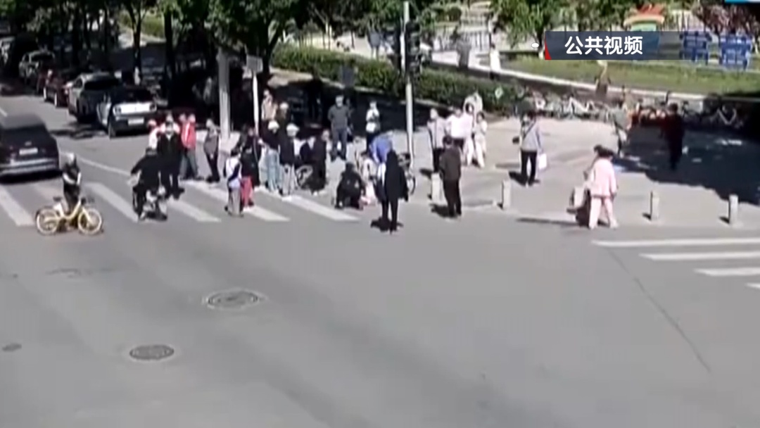 北京突发:老人街头摔倒昏迷 休假民警出手相助 北京突发:老人街头摔倒昏迷 休假民警出手相助