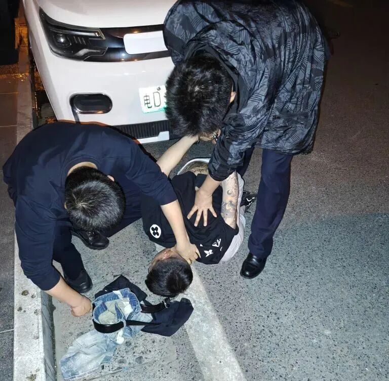 杭州一地里“长出”4万现金！老板果断报警，助攻警方抓获2名嫌疑男子