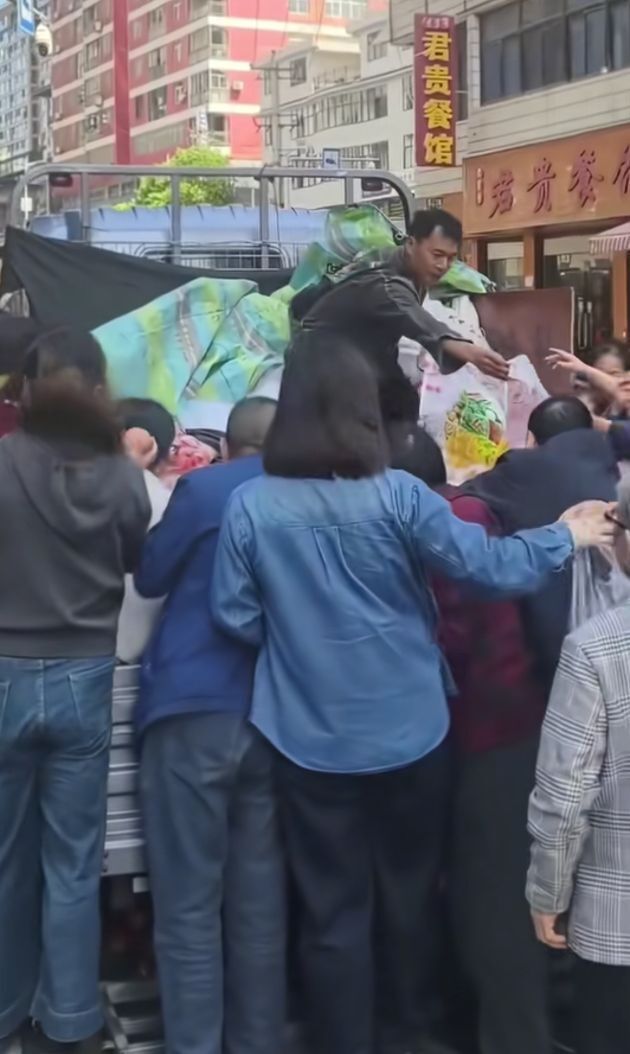 被咸丰人买光8000斤苹果的陕西大叔顺利出院 ,两地互免门票后已有游客互相串门 被咸丰人买光8000斤苹果的陕西大叔顺利出院 ,两地互免门票后已有游客互相串门