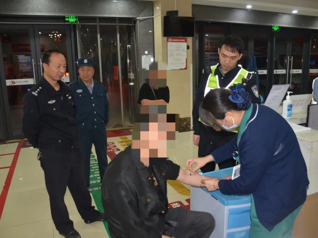 四川一对夫妻酒后同时开车回家，半路酒驾丈夫撞上了醉驾妻子