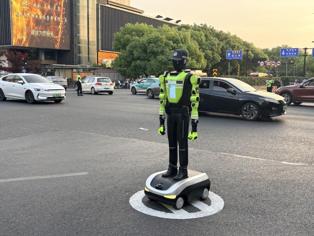 全国首支机器人交警中队亮相背后：杭州的机器人是如何进化的