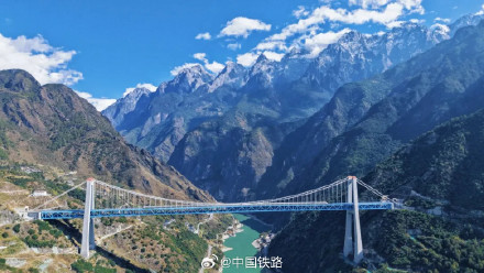 这趟列车从雪山开往火山