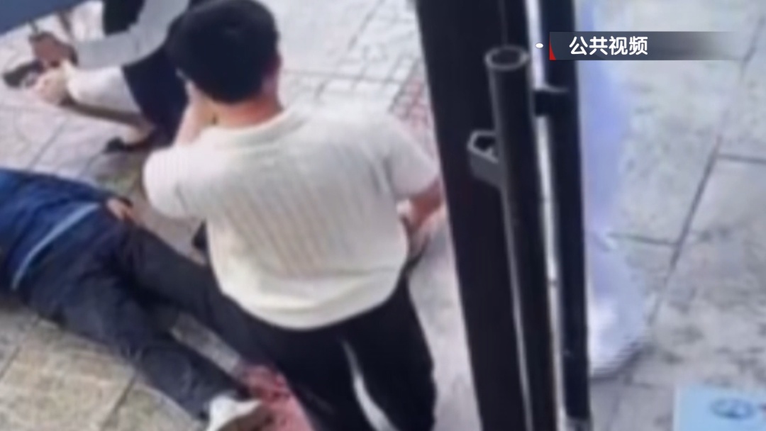 北京突发:老人街头摔倒昏迷 休假民警出手相助 北京突发:老人街头摔倒昏迷 休假民警出手相助