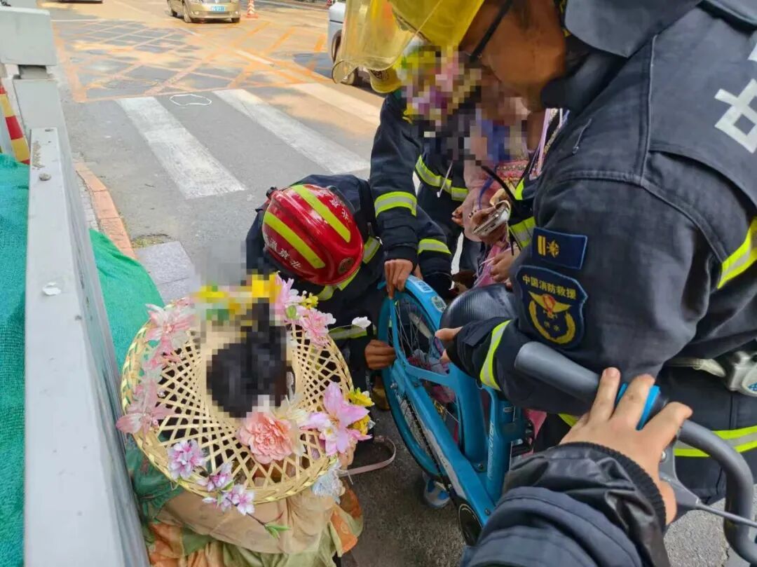 两小时内连发两起！古装长裙卷入共享单车，消防紧急提示：骑行请束紧裙摆