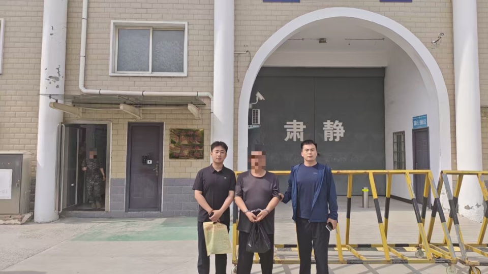男子全程戴帽子口罩偷电动三轮车，反侦查意识极强，被一杯蜜雪冰城“出卖”