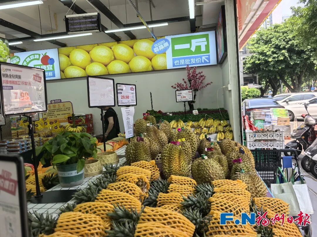 太疯狂!福州榴莲价格大降,有果商一天卖了100吨! 太疯狂!福州榴莲价格大降,有果商一天卖了100吨!