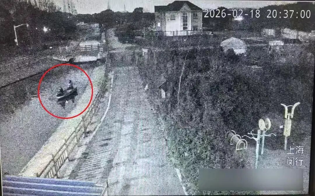 震惊！上海两男子深夜“泛舟”，原来是为了……