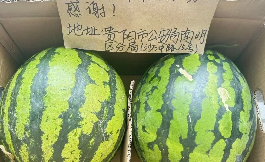 贵阳一公安局收到“神秘外卖”，打开竟是两个大西瓜，纸条上写着短短一句话......