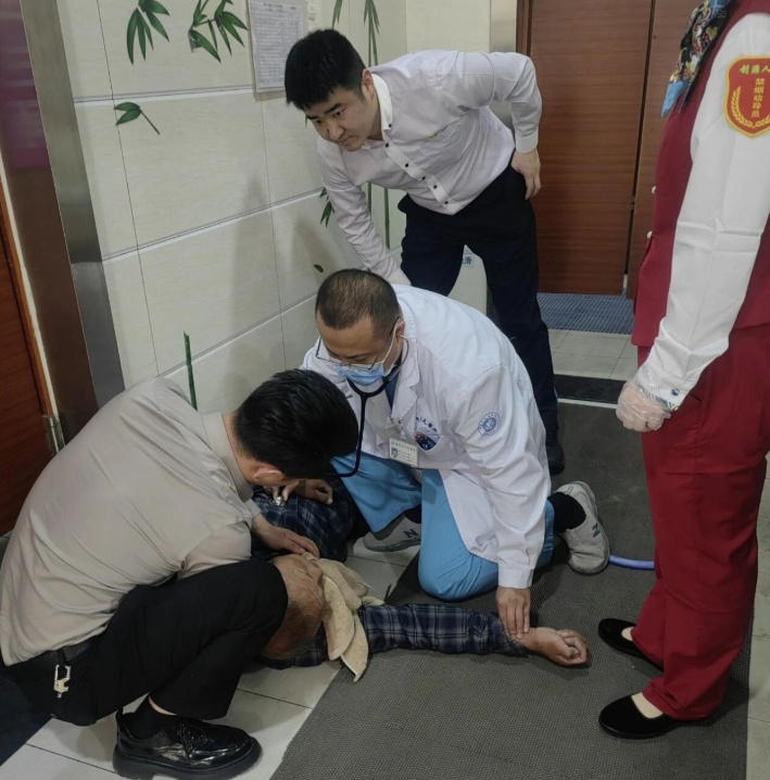 事发阜阳，老人如厕时突然晕倒，危急时刻，一群人围了上去