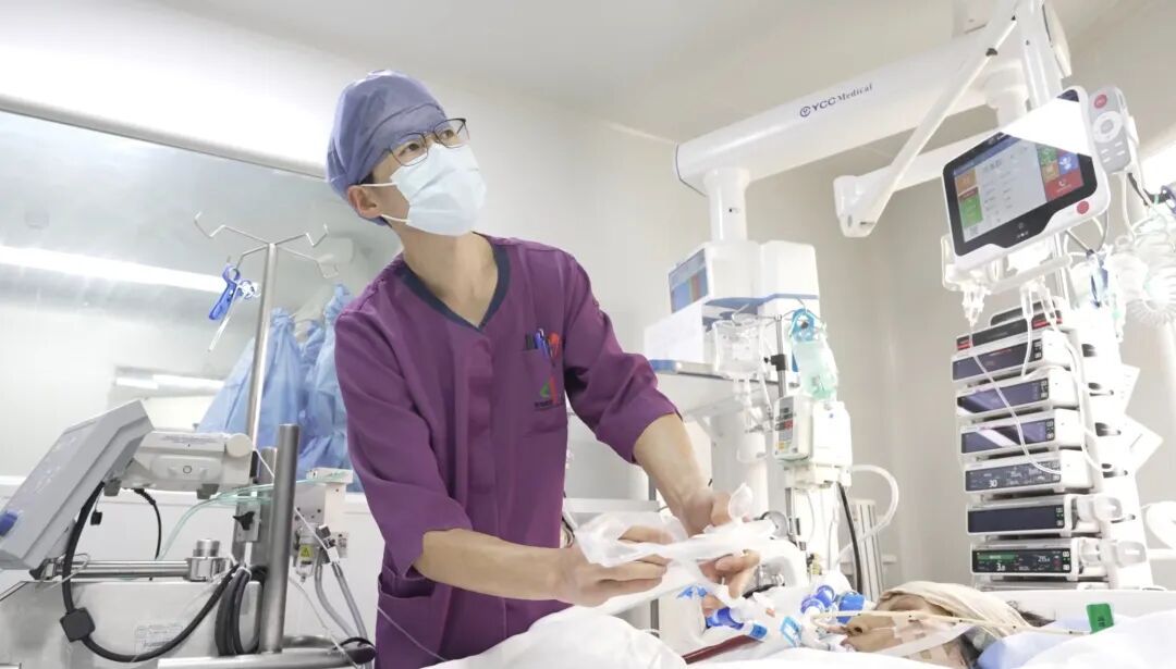 男护士的40多本日记，帮患者找回ICU里“消失的记忆”