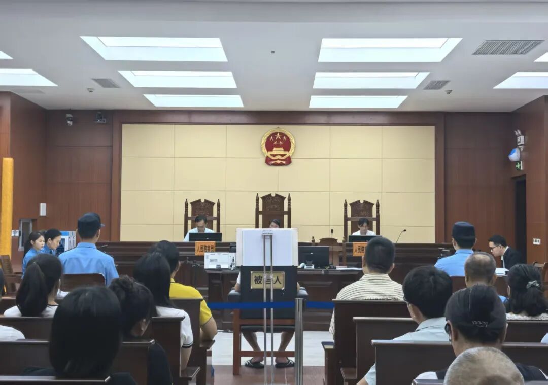 非法收受多人财物共计271万余元，海南一公司原董事长受审