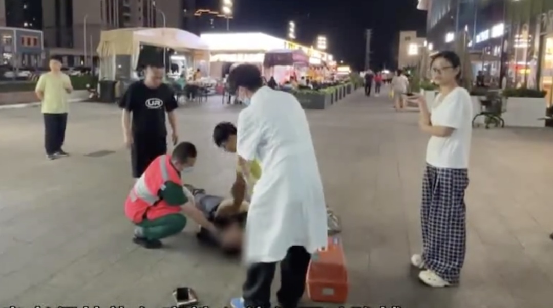 男子街头心跳骤停，上前接力施救的路人找到了！