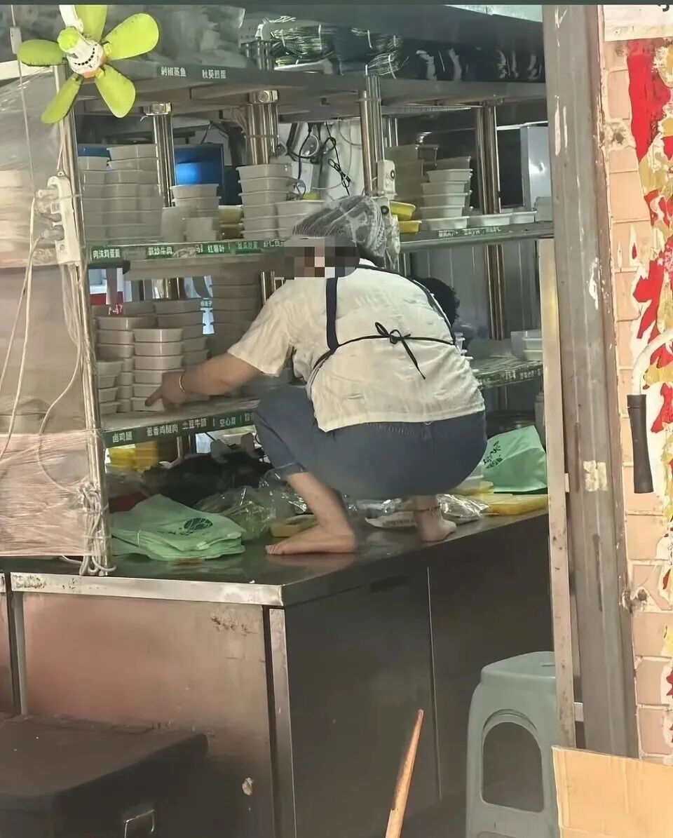 全国连锁快餐店被曝店员光脚踩工作台上干活，门店负责人回应