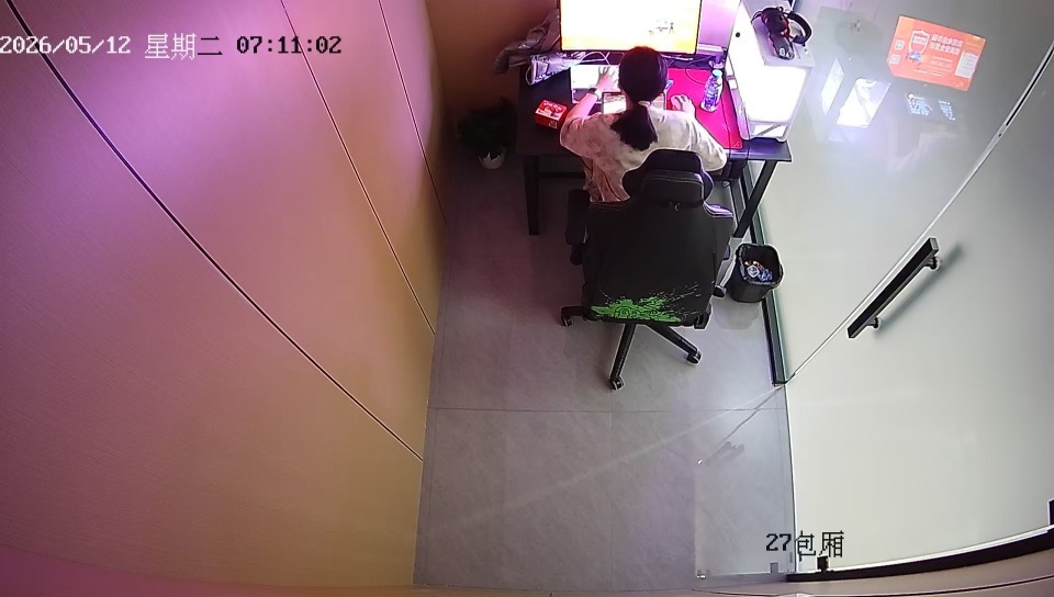 新疆一女生没电脑在电竞馆学习，女店主得知后免费：只要是不打游戏，来学习的都免费