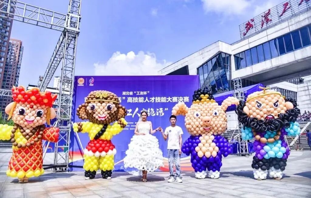 突然爆火！37岁小伙吹气球，两度登上央视，年收入超过100万元！