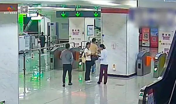 近期，武汉地铁内接连上演多起……