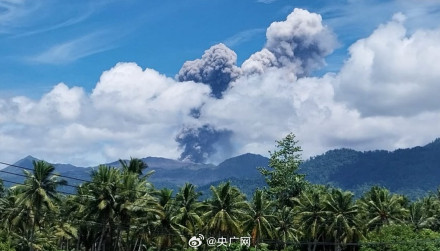 印尼一火山喷发持续近50秒 印尼一火山喷发持续近50秒