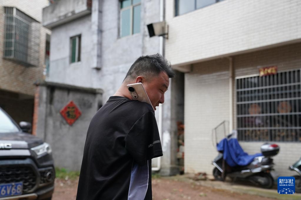 没有胳膊，一样打拼出精彩人生