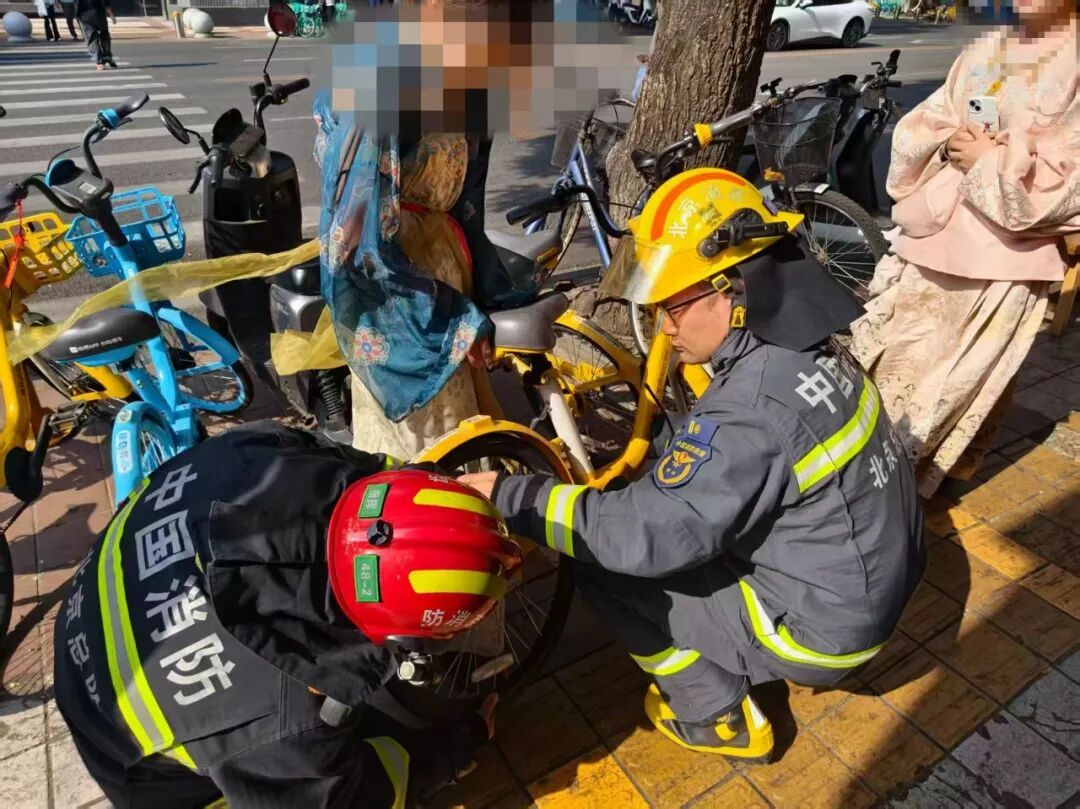两小时内连发两起！古装长裙卷入共享单车，消防紧急提示：骑行请束紧裙摆
