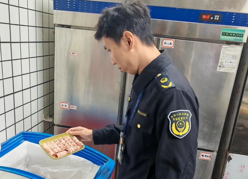 回收顾客没吃的剩菜，混入新鲜食材再销售，广州白云一火锅店被罚