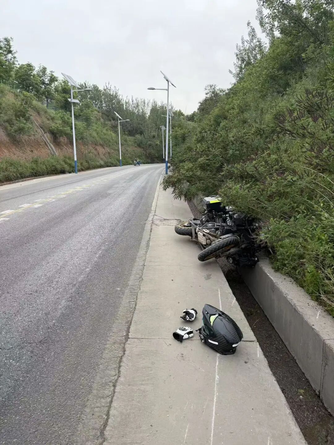 西安一路段油污，大学生骑摩托车路过摔倒！维权无果，相关部门回应→