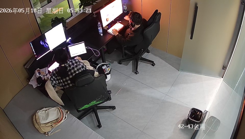 新疆一女生没电脑在电竞馆学习，女店主得知后免费：只要是不打游戏，来学习的都免费