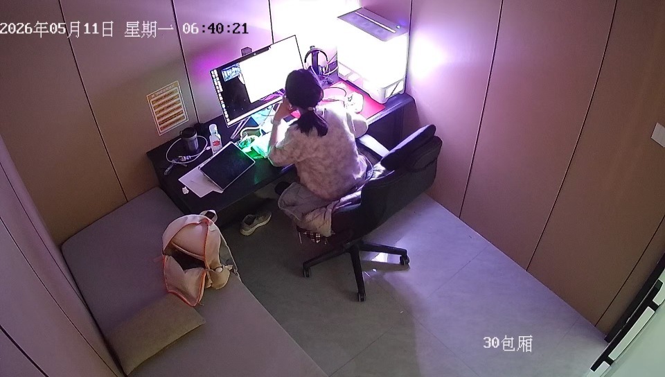 新疆一女生没电脑在电竞馆学习，女店主得知后免费：只要是不打游戏，来学习的都免费