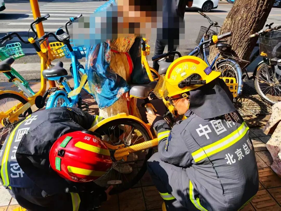 两小时内连发两起！古装长裙卷入共享单车，消防紧急提示：骑行请束紧裙摆