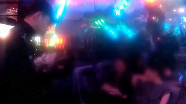 “把我拷走”?真拷了!醉酒男子锁脖民警被拘 “把我拷走”?真拷了!醉酒男子锁脖民警被拘
