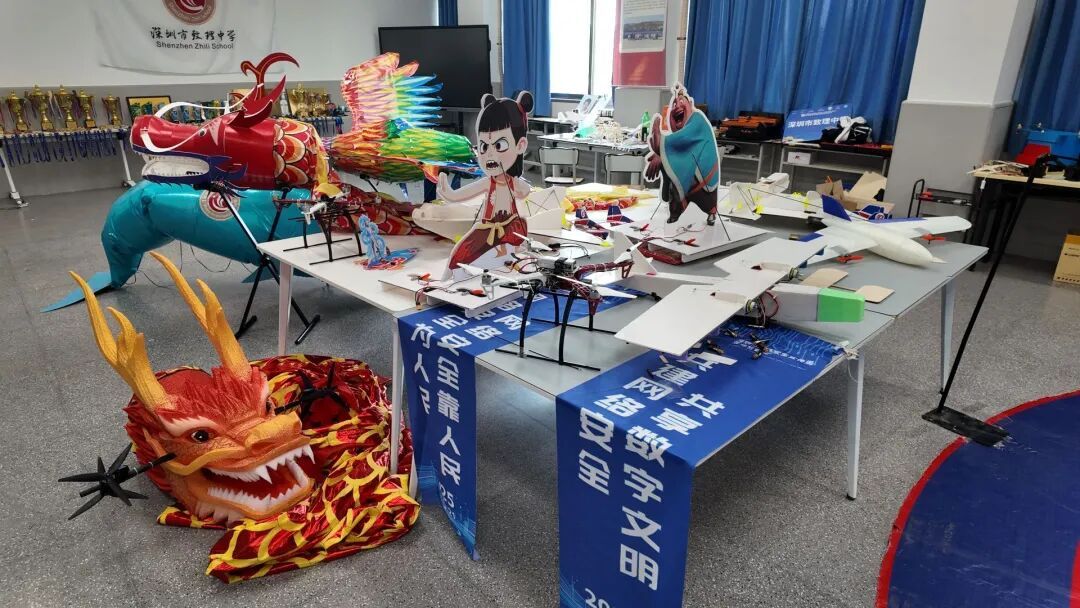 冲击吉尼斯纪录！深圳高中生造出6米巨翼遥控纸飞机