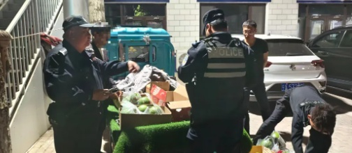 事发银川!一摊贩违法被拘,民警深夜组团买下他整车水果…… 事发银川!一摊贩违法被拘,民警深夜组团买下他整车水果……