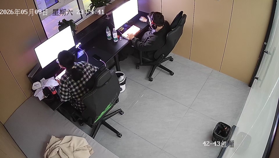 新疆一女生没电脑在电竞馆学习，女店主得知后免费：只要是不打游戏，来学习的都免费