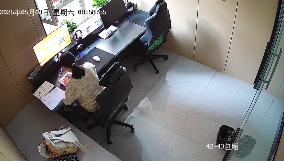 新疆一女生没电脑在电竞馆学习，女店主得知后免费：只要是不打游戏，来学习的都免费