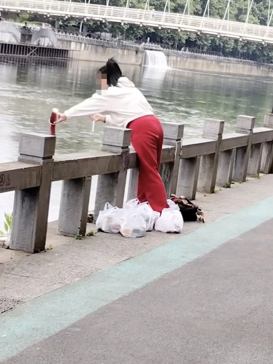 贵州女子在河边疑“放生”奶茶，倒前还念了经，水务局：并无此类风俗，正查找涉事人员