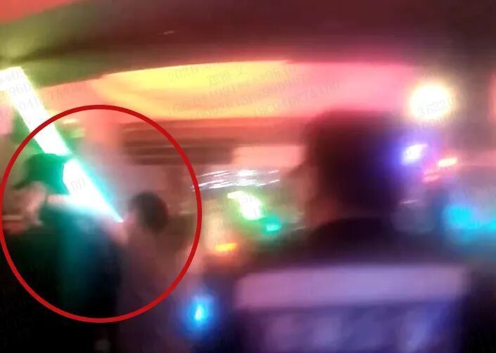 “把我拷走”?真拷了!醉酒男子锁脖民警被拘 “把我拷走”?真拷了!醉酒男子锁脖民警被拘