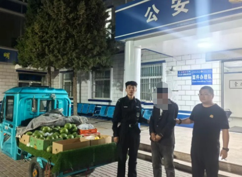 事发银川!一摊贩违法被拘,民警深夜组团买下他整车水果…… 事发银川!一摊贩违法被拘,民警深夜组团买下他整车水果……