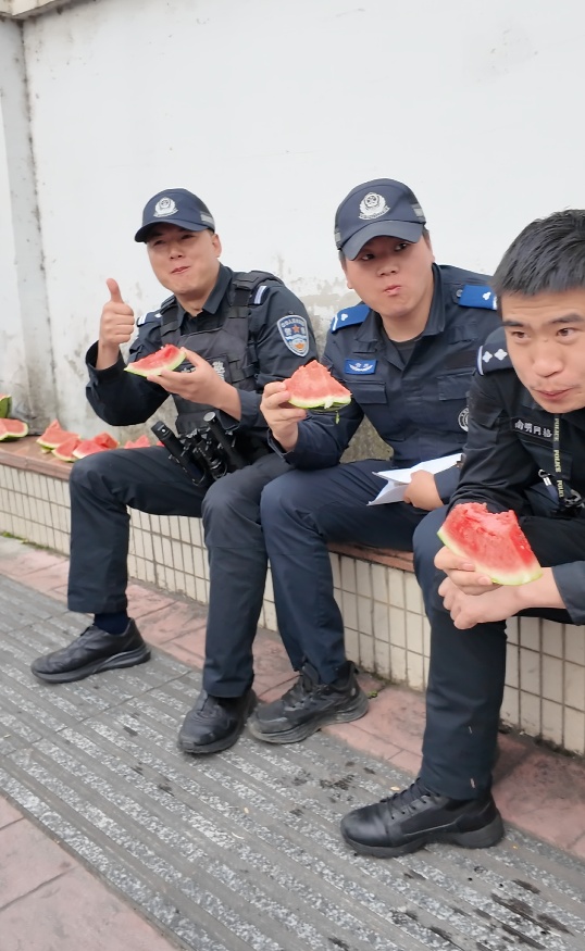 贵阳一公安局收到“神秘外卖”，打开竟是两个大西瓜，纸条上写着短短一句话......
