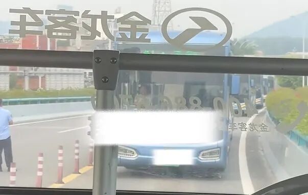 厦门一电动车误闯BRT高架桥，公交车被堵排长队