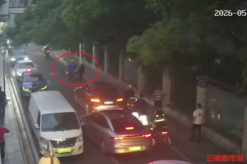 长沙一电动车司机追尾保时捷后逃逸,换衣伪装试图躲避侦查,仍被交警成功锁定 长沙一电动车司机追尾保时捷后逃逸,换衣伪装试图躲避侦查,仍被交警成功锁定