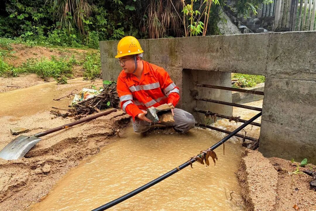 暴雨来袭,铁路人这样应对! 暴雨来袭,铁路人这样应对!