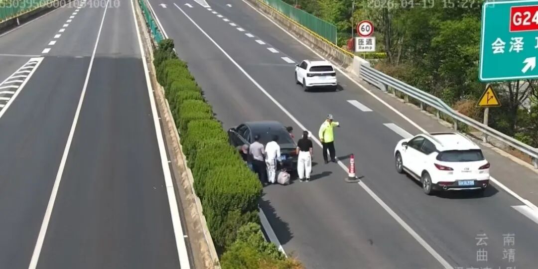 太吓人！高速超车道上5人围车换胎