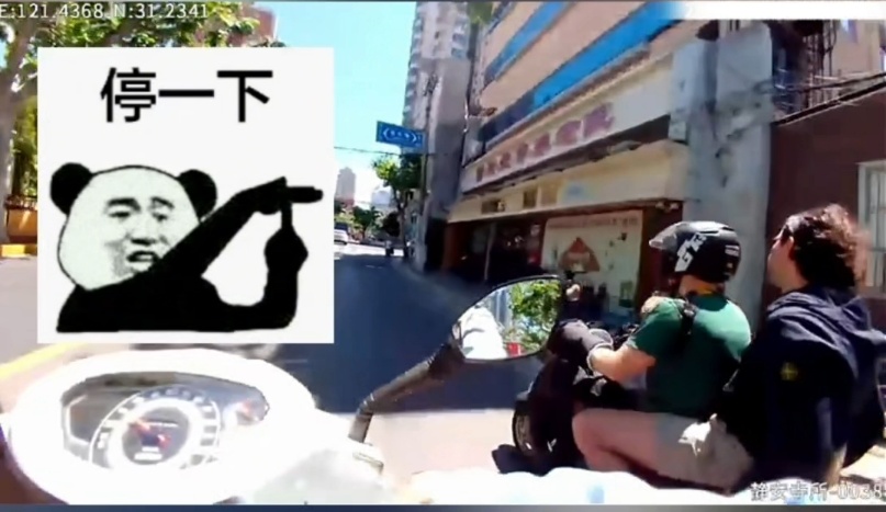外籍小哥骑“电驴”载人，上海民警一口流利英语硬核普法！网友怒赞